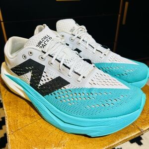 New Balance supercomp v2 pacer size 10.5 men cyber jade